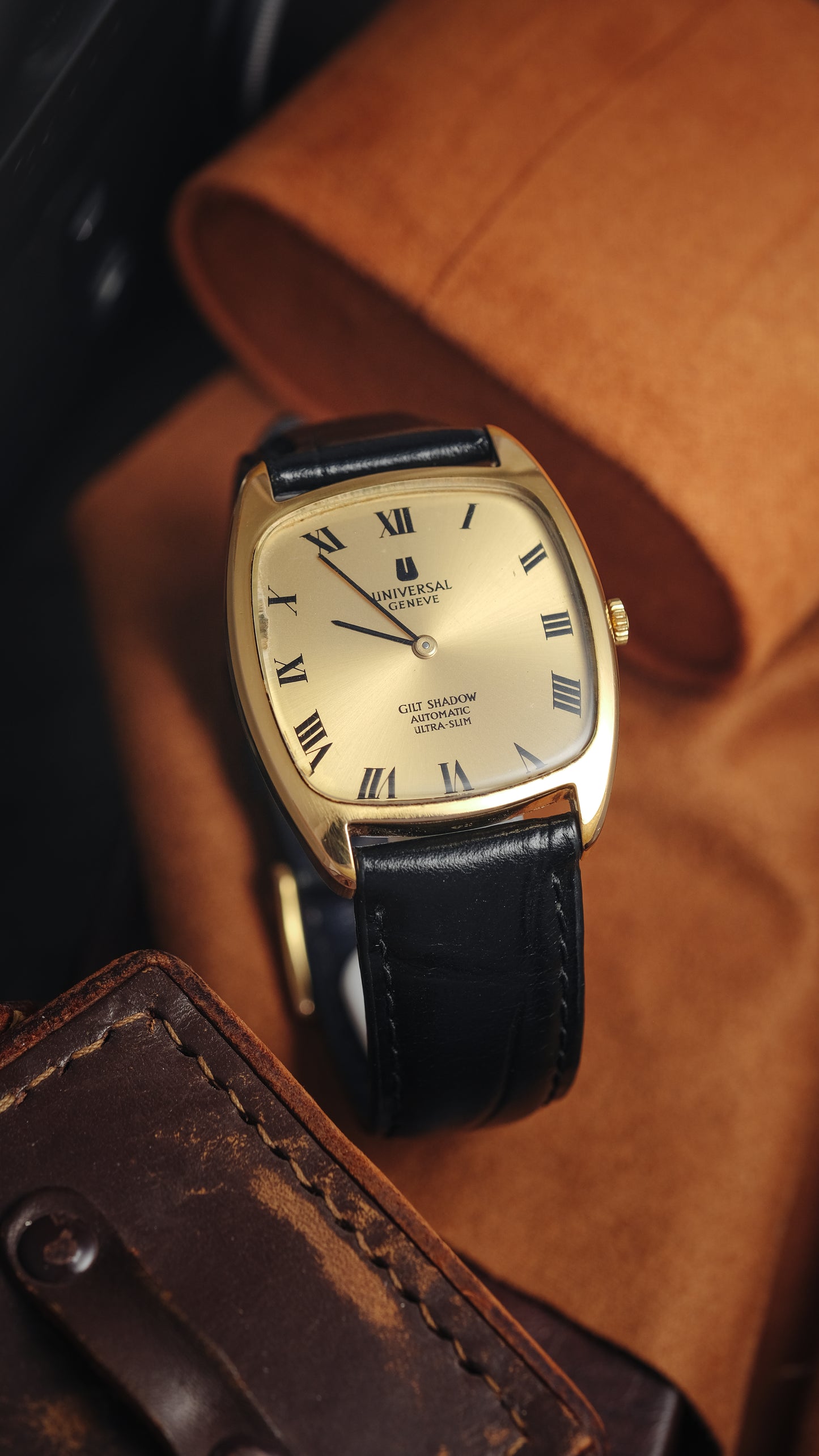 UNIVERSAL GENÈVE GILT SHADOW AUTOMATIC ULTRA-SLIM REF. 566105