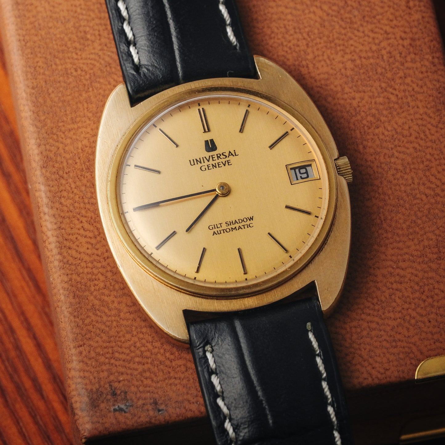 UNIVERSAL GENÈVE GILT SHADOW ULTRA-THIN AUTOMATIC REF. 567103