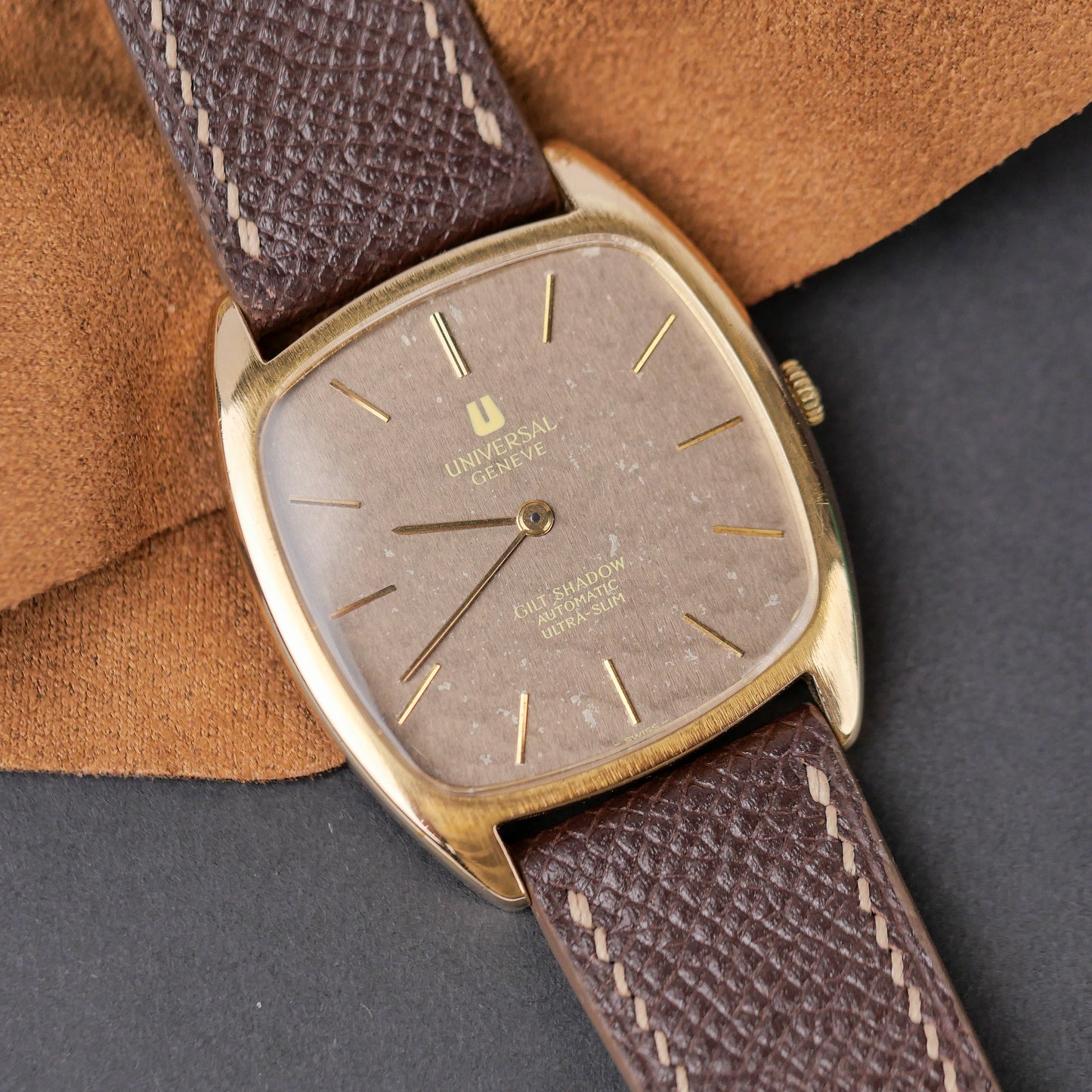 UNIVERSAL GENÈVE GILT SHADOW AUTOMATIC ULTRA-SLIM REF. 566105