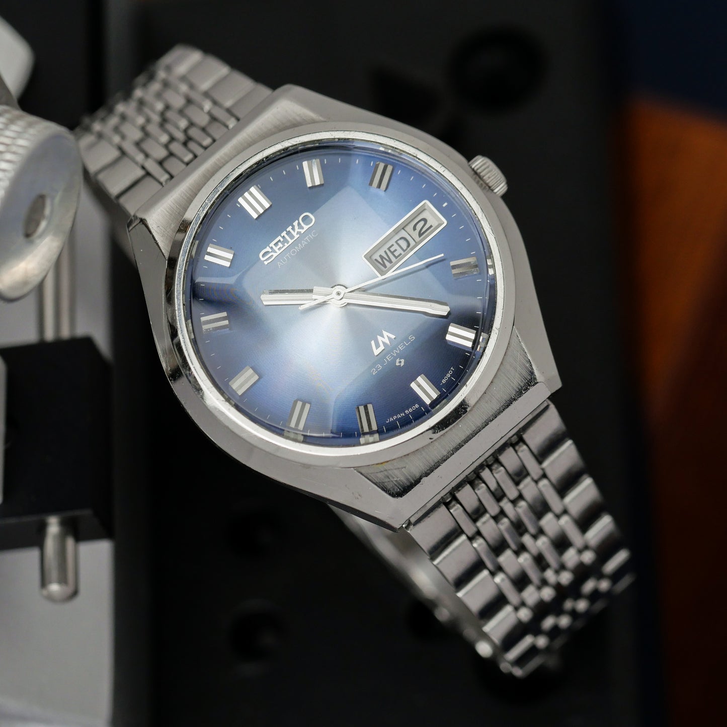 SEIKO LORD MATIC LM DAY-DATE FACETED CRYSTAL BLUE DIAL AUTOMATIC REF. 5606-8061