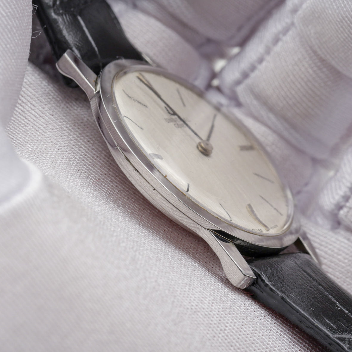 UNIVERSAL GENÈVE GRAY DIAL LADIES REF. 842101