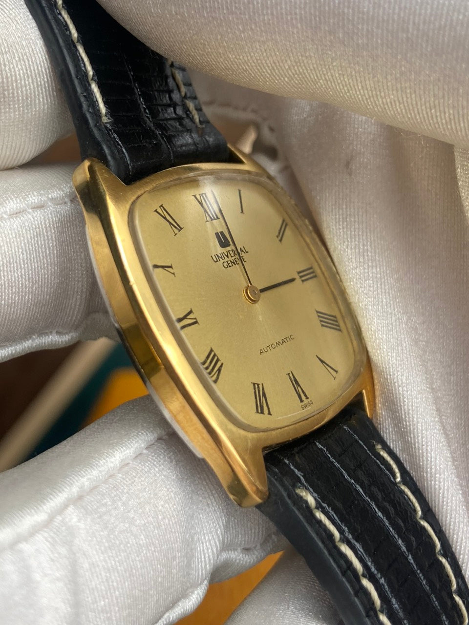 UNIVERSAL GENÈVE AUTOMATIC ULTRA THIN REF. 566105