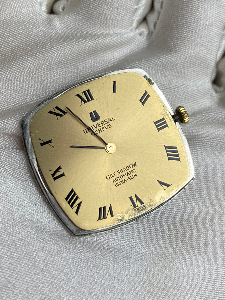 UNIVERSAL GENÈVE WHITE SHADOW AUTOMATIC ULTRA-SLIM REF. 566105