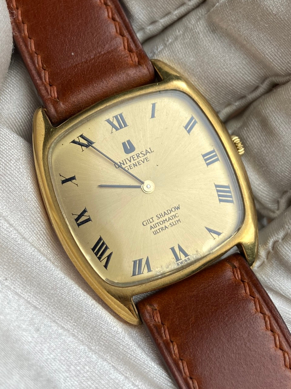 UNIVERSAL GENÈVE WHITE SHADOW AUTOMATIC ULTRA-SLIM REF. 566105