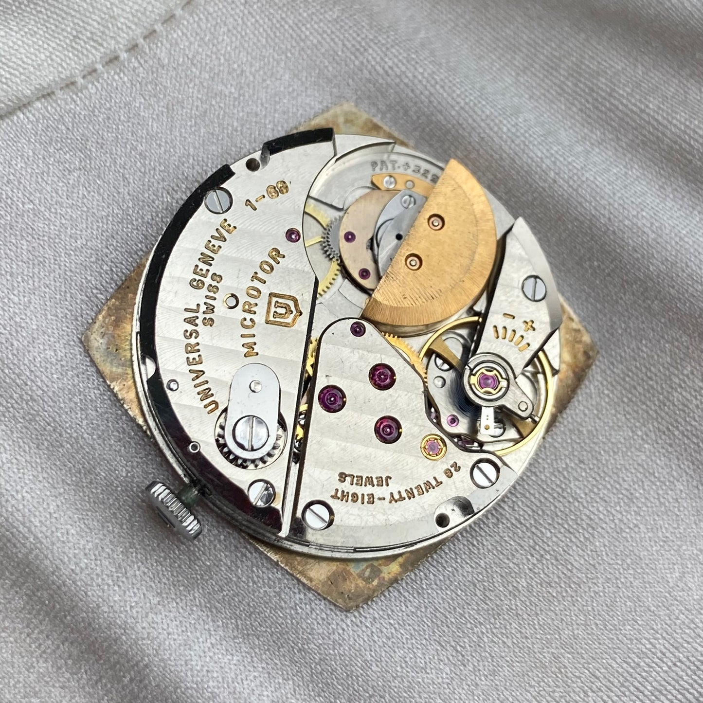 UNIVERSAL GENÈVE AUTOMATIC REF. 869117