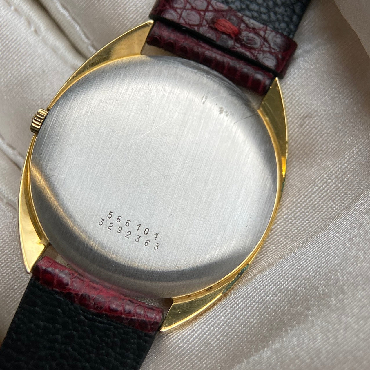 UNIVERSAL GENÈVE WHITE SHADOW ULTRA THIN AUTOMATIC REF. 566101