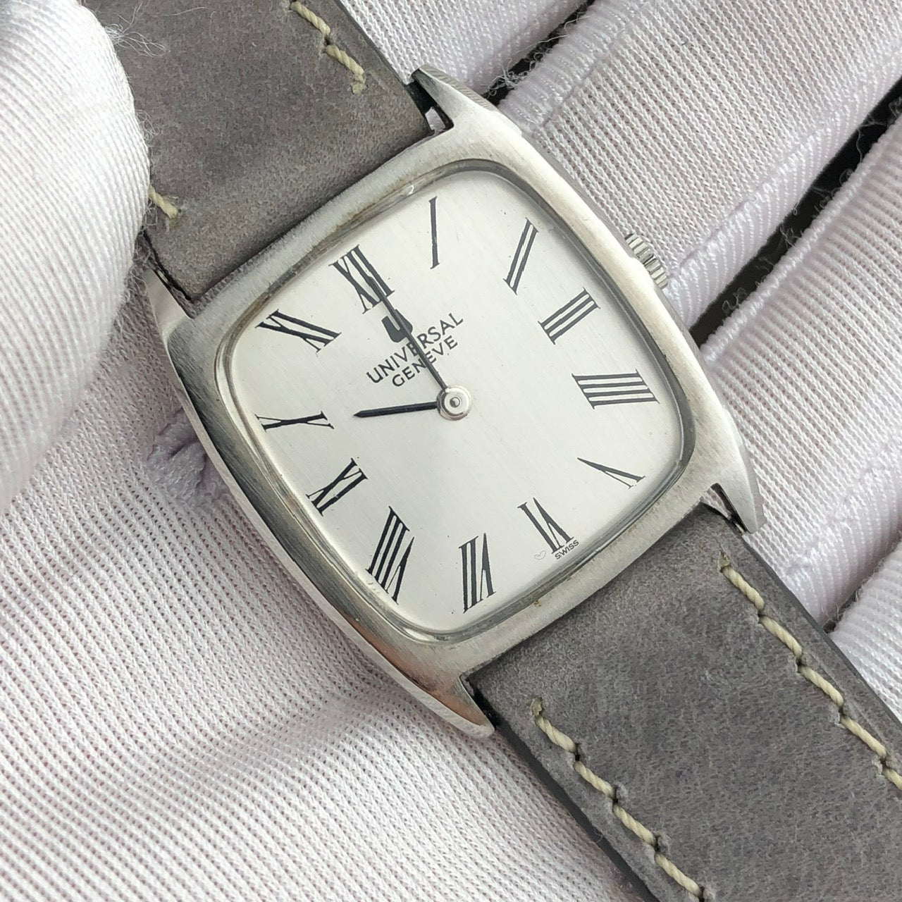 UNIVERSAL GENÈVE LINEN GREY DIAL REF. 842114