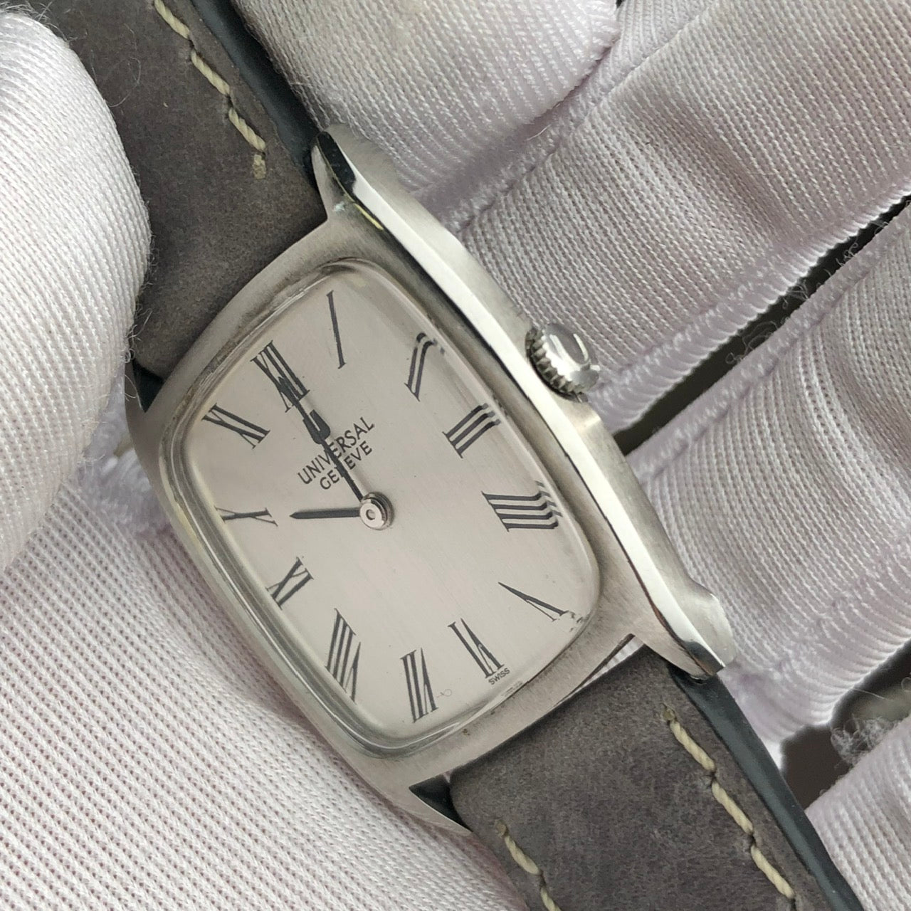 UNIVERSAL GENÈVE LINEN GREY DIAL REF. 842114