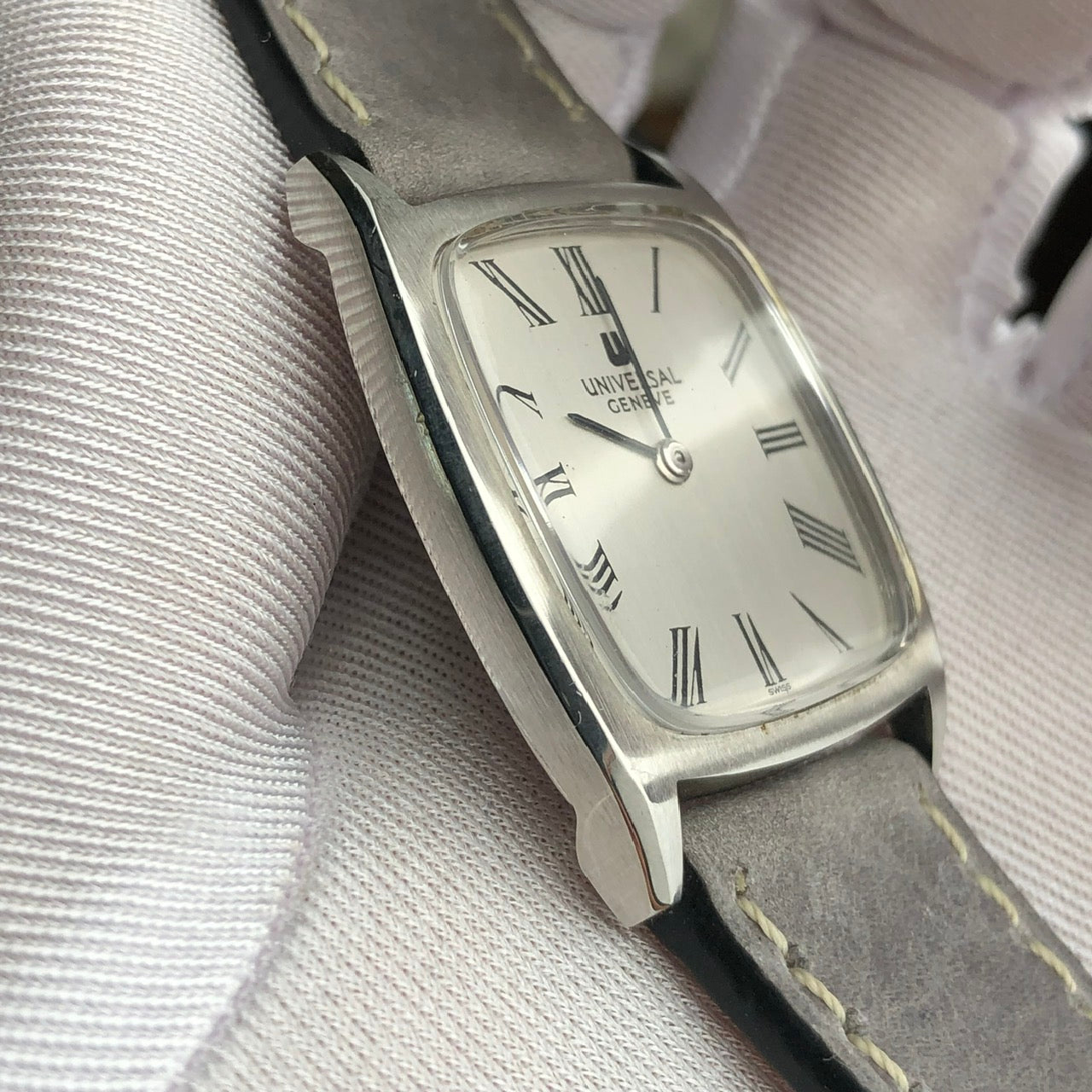 UNIVERSAL GENÈVE LINEN GREY DIAL REF. 842114