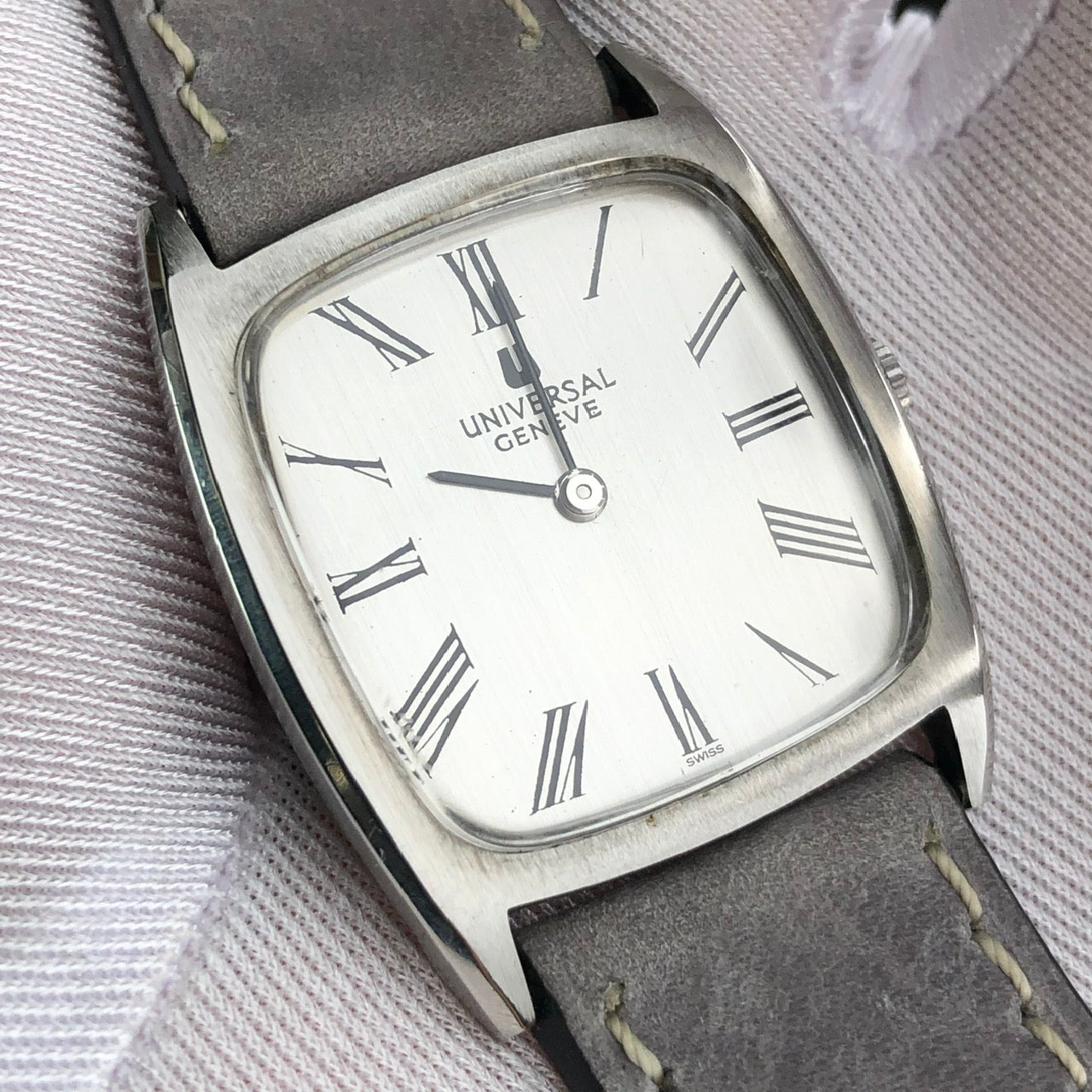 UNIVERSAL GENÈVE LINEN GREY DIAL REF. 842114