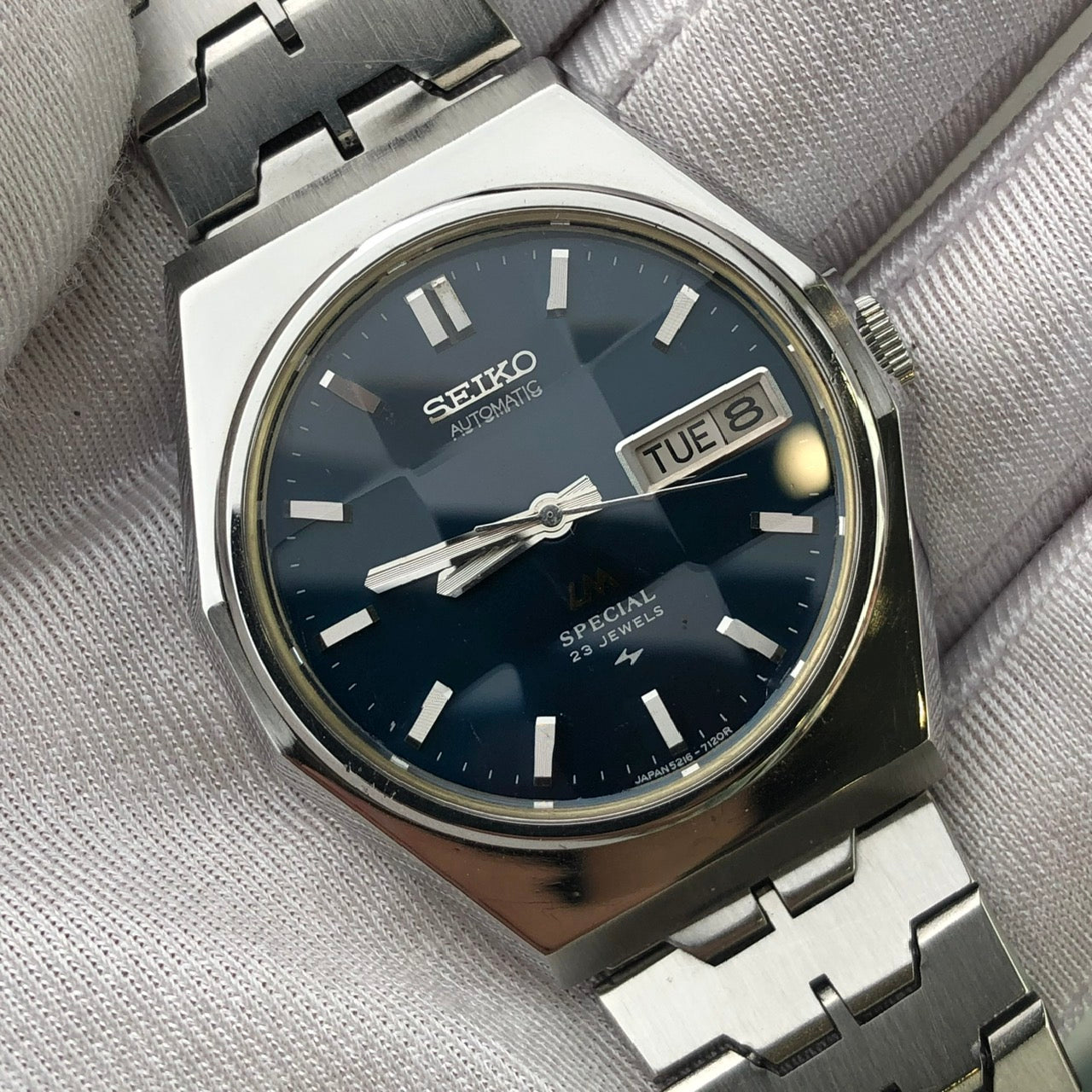 SEIKO LM SPECIAL DAY-DATE FACETED CRYSTAL BLUE DIAL AUTOMATIC REF. 5216-7110