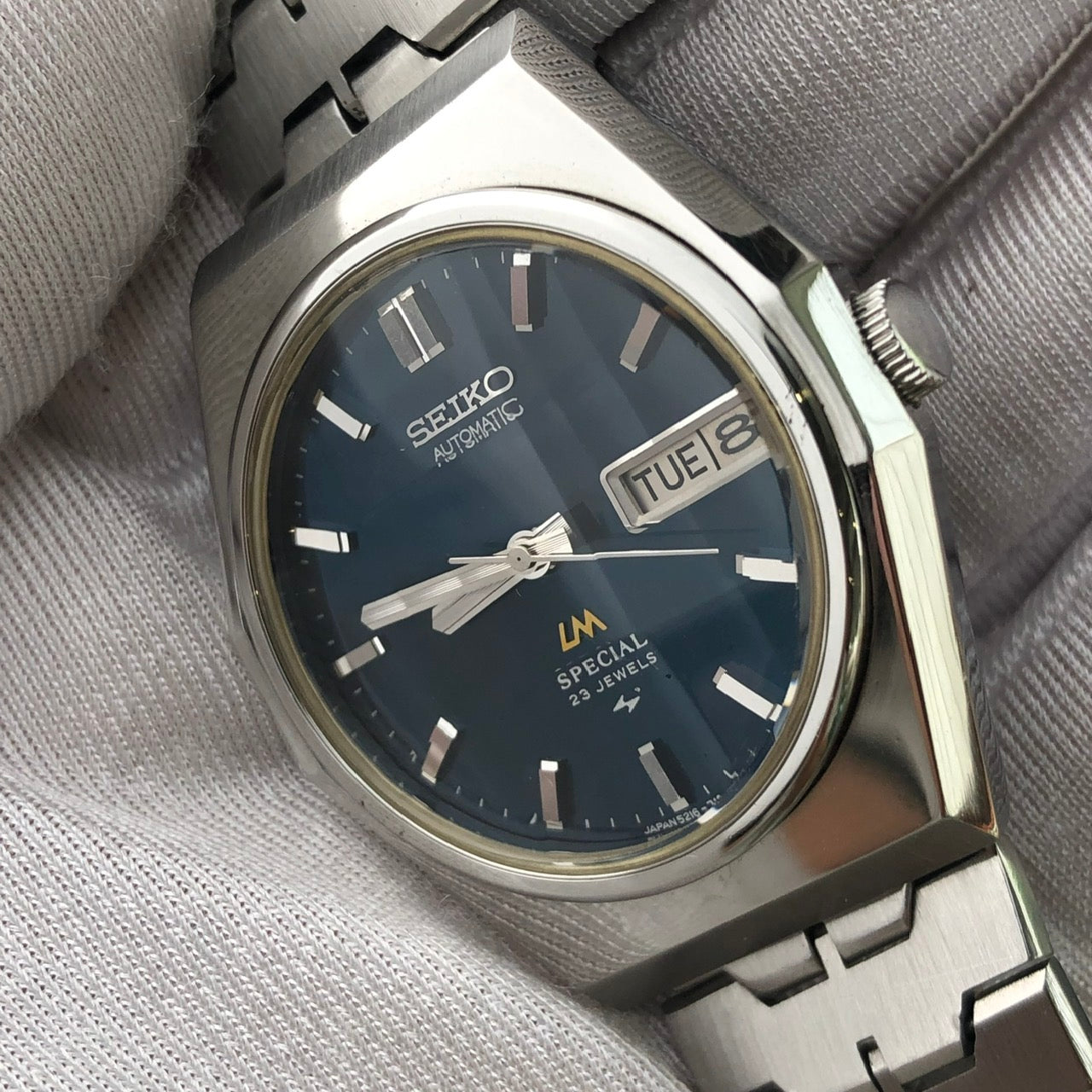 SEIKO LM SPECIAL DAY-DATE FACETED CRYSTAL BLUE DIAL AUTOMATIC REF. 5216-7110