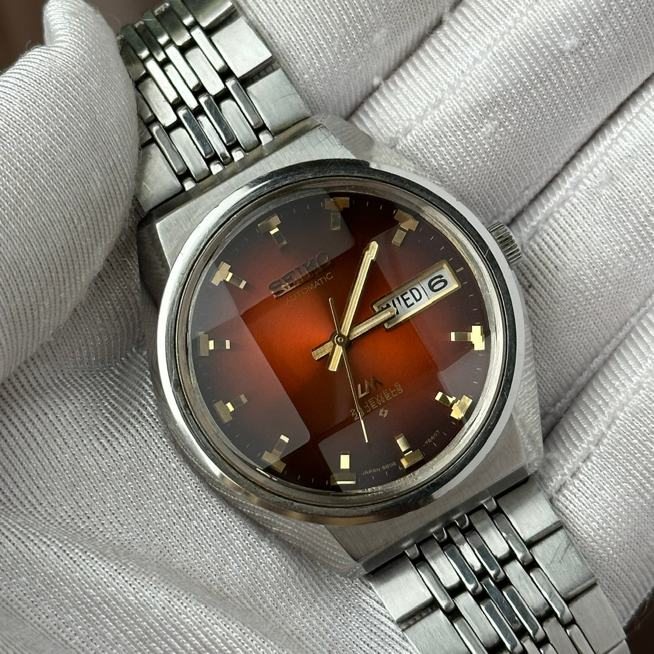 SEIKO LM SPECIAL DAY-DATE FACETED CRYSTAL RED DIAL AUTOMATIC REF. 5606-7660