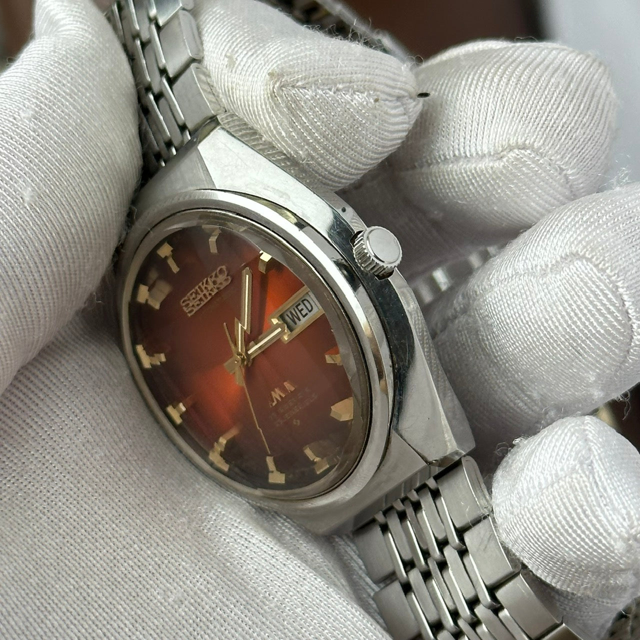 SEIKO LM SPECIAL DAY-DATE FACETED CRYSTAL RED DIAL AUTOMATIC REF. 5606-7660