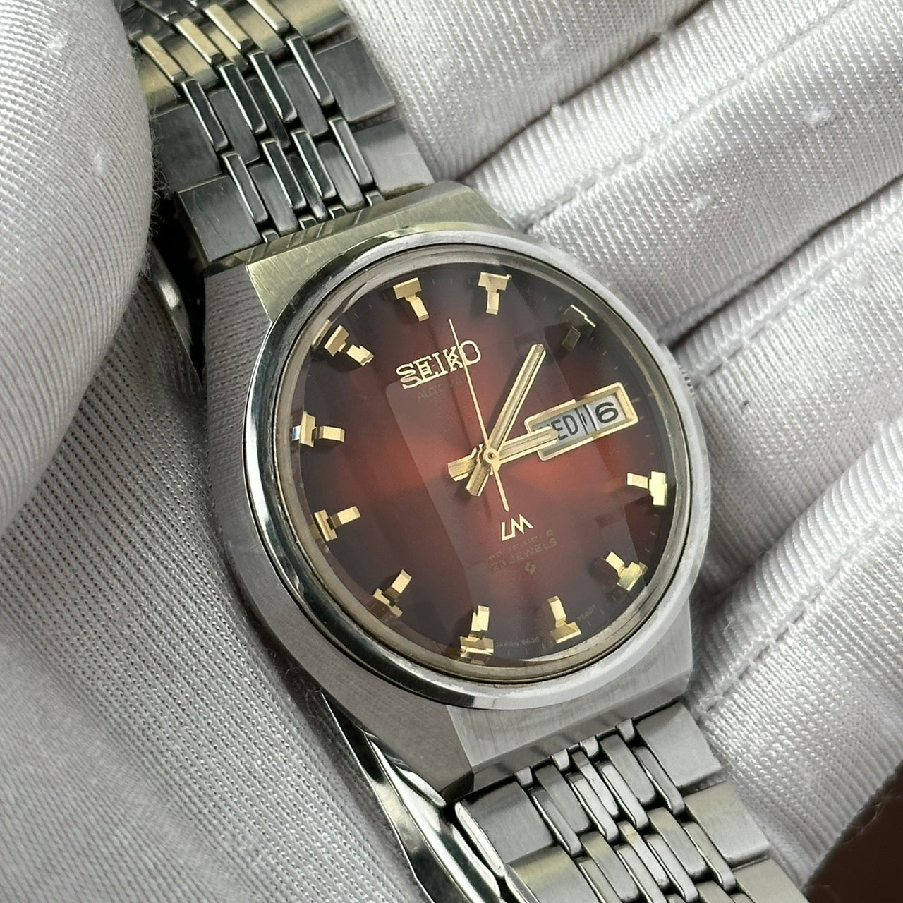 SEIKO LM SPECIAL DAY-DATE FACETED CRYSTAL RED DIAL AUTOMATIC REF. 5606-7660