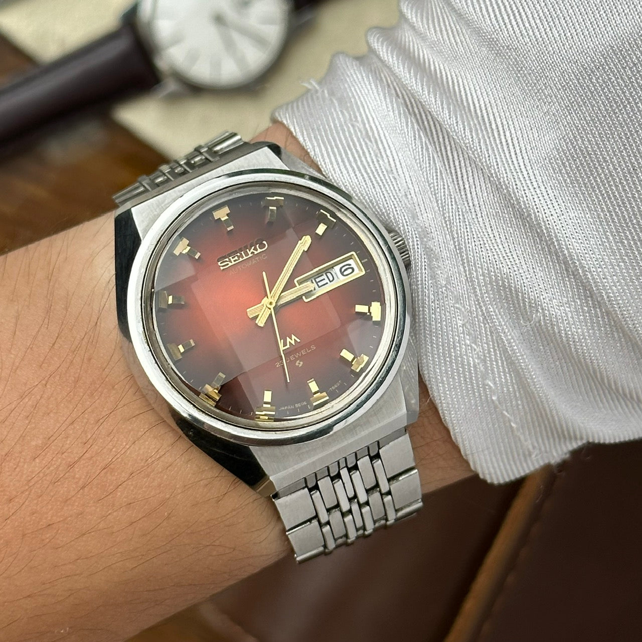 SEIKO LM SPECIAL DAY-DATE FACETED CRYSTAL RED DIAL AUTOMATIC REF. 5606-7660