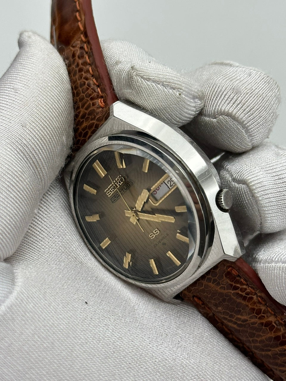 SEIKO SS SACTUS AUTOMATIC DAY-DATE GRADIENT BROWN DIAL REF. 6106-8690