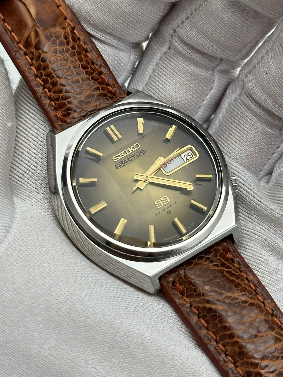 SEIKO SS SACTUS AUTOMATIC DAY-DATE GRADIENT BROWN DIAL REF. 6106-8690