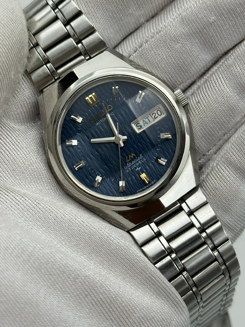 SEIKO LORD MATIC LM SPECIAL AUTOMATIC DAY-DATE FACETED CRYSTAL BLUE PATTERN DIAL REF. 5206-6100