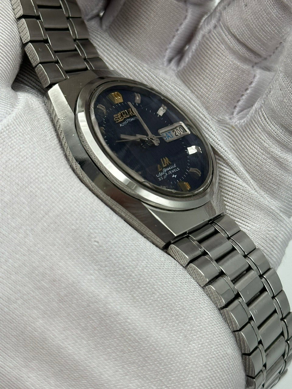 SEIKO LORD MATIC LM SPECIAL AUTOMATIC DAY-DATE FACETED CRYSTAL BLUE PATTERN DIAL REF. 5206-6100