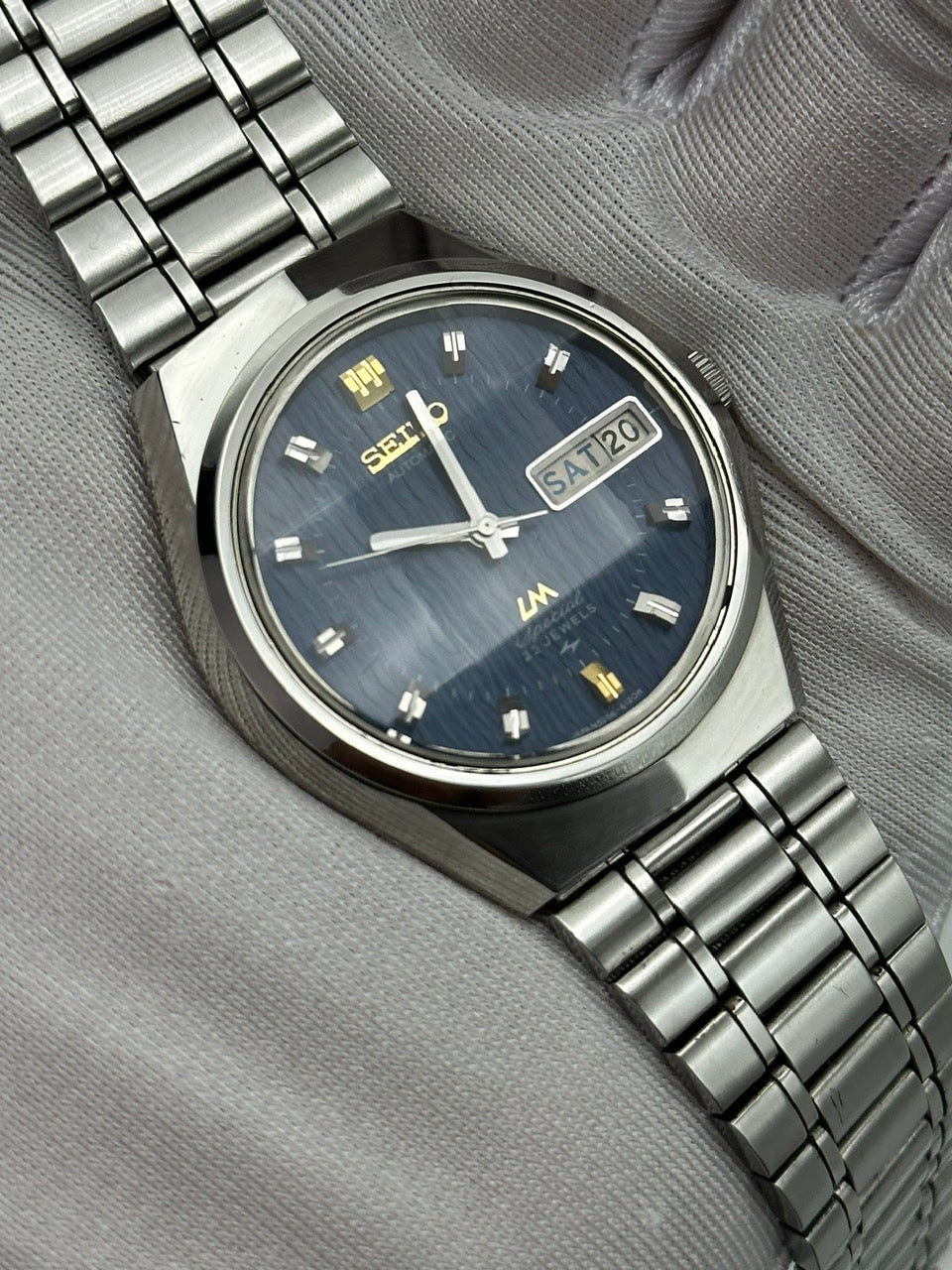 SEIKO LORD MATIC LM SPECIAL AUTOMATIC DAY-DATE FACETED CRYSTAL BLUE PATTERN DIAL REF. 5206-6100