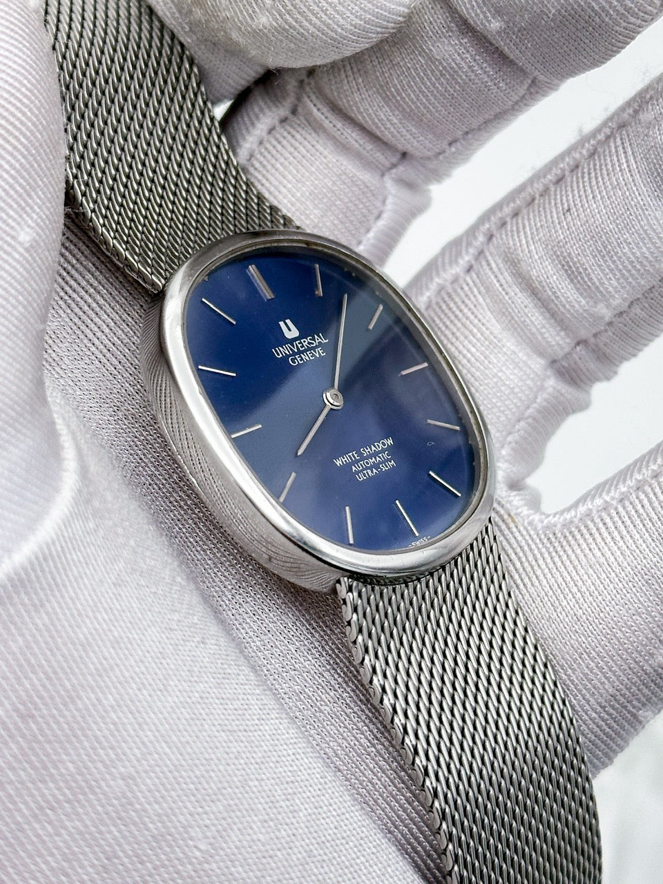 UNIVERSAL GENÈVE GILT SHADOW ULTR-SLIM AUTOMATIC BLUE DIAL REF. 866104