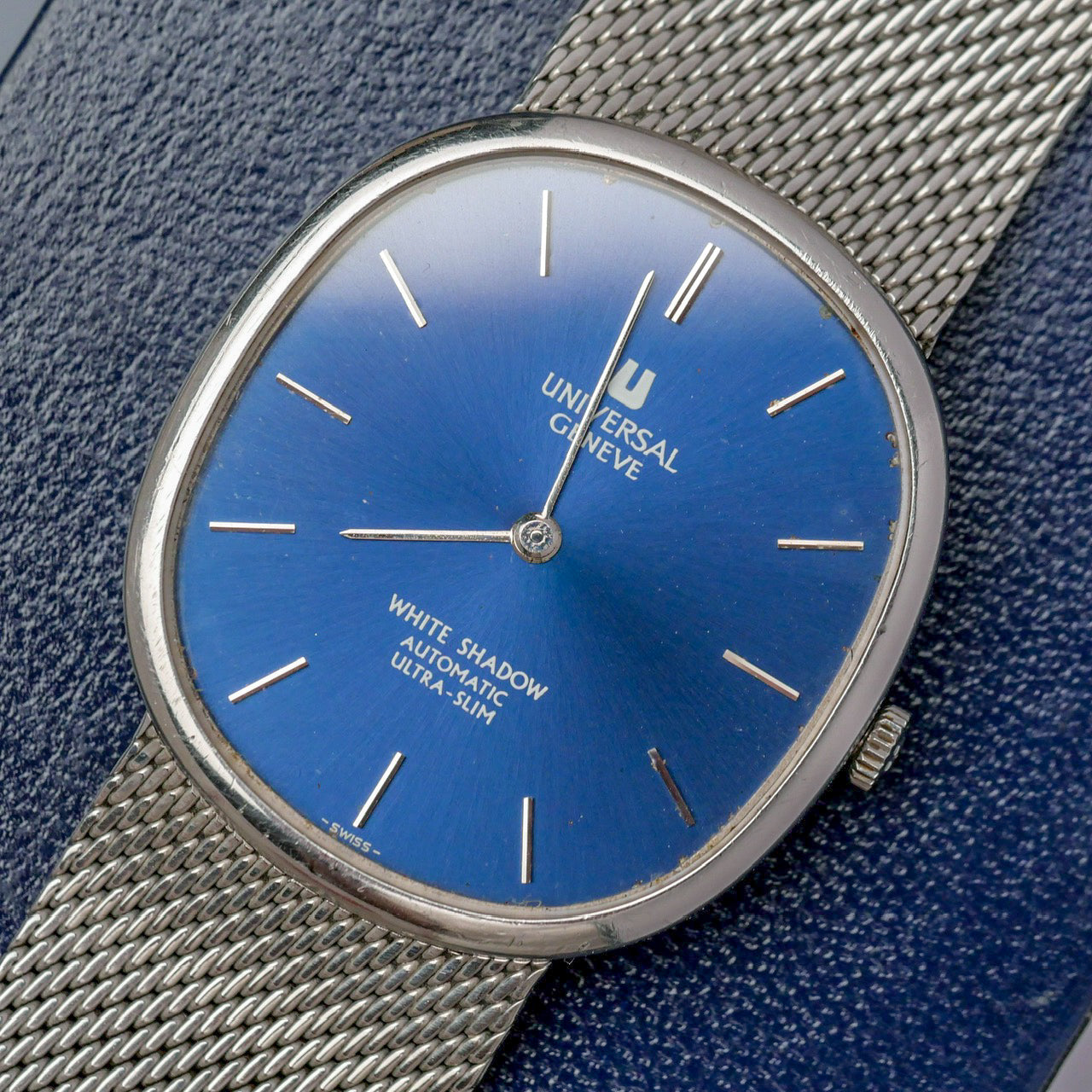 UNIVERSAL GENÈVE GILT SHADOW ULTR-SLIM AUTOMATIC BLUE DIAL REF. 866104